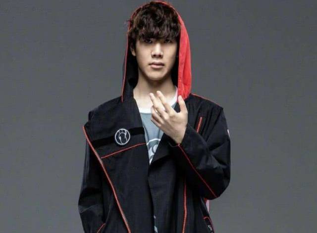 Anyone's Legend . Shanks 新年祝福：在农历新年的第三天，祝大家幸福安康