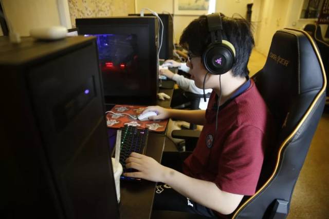 s1mple 参加了一场引起轩然大波的表演赛，导致了一波批评