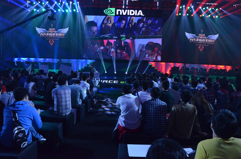 资讯队友全部牺牲 主播被迫与敌人组队，结果反水？