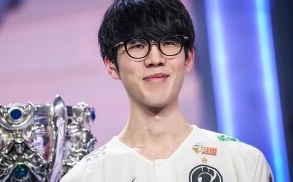 TES 战队 2-1 战胜 BLG 战队成功晋级淘汰赛八强