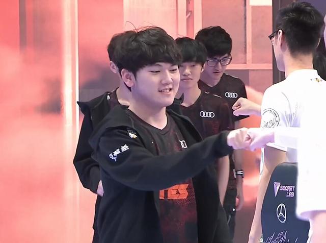 下载蜂鸟电竞比分APP，看王者荣耀KPL季后赛